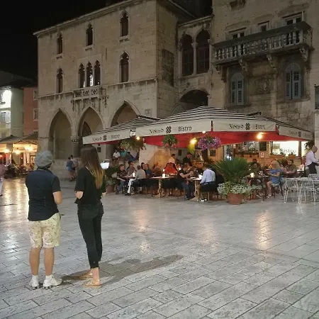 Diocletians Palace For Two شقة